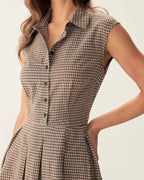 Amélie · Vestido midi marrón de cuadros plisado con botones
