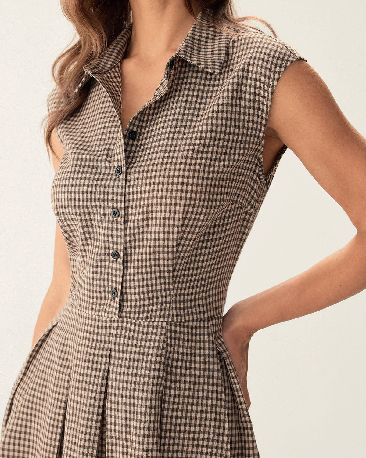 Amélie · Vestido midi marrón de cuadros plisado con botones