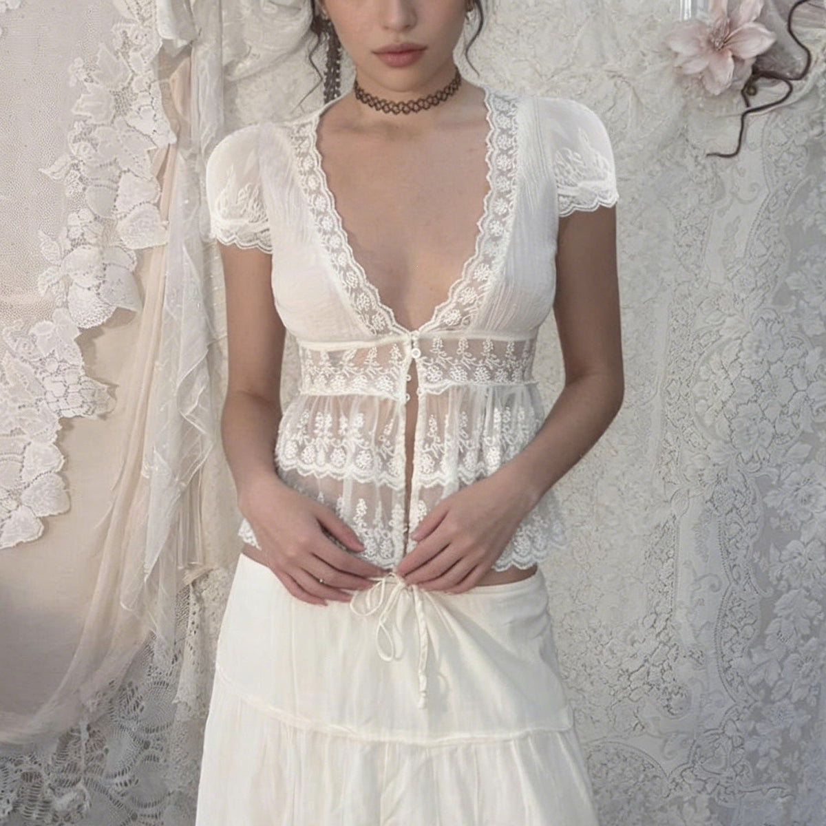 Amélie · Top peplum de encaje translúcido con escote pronunciado