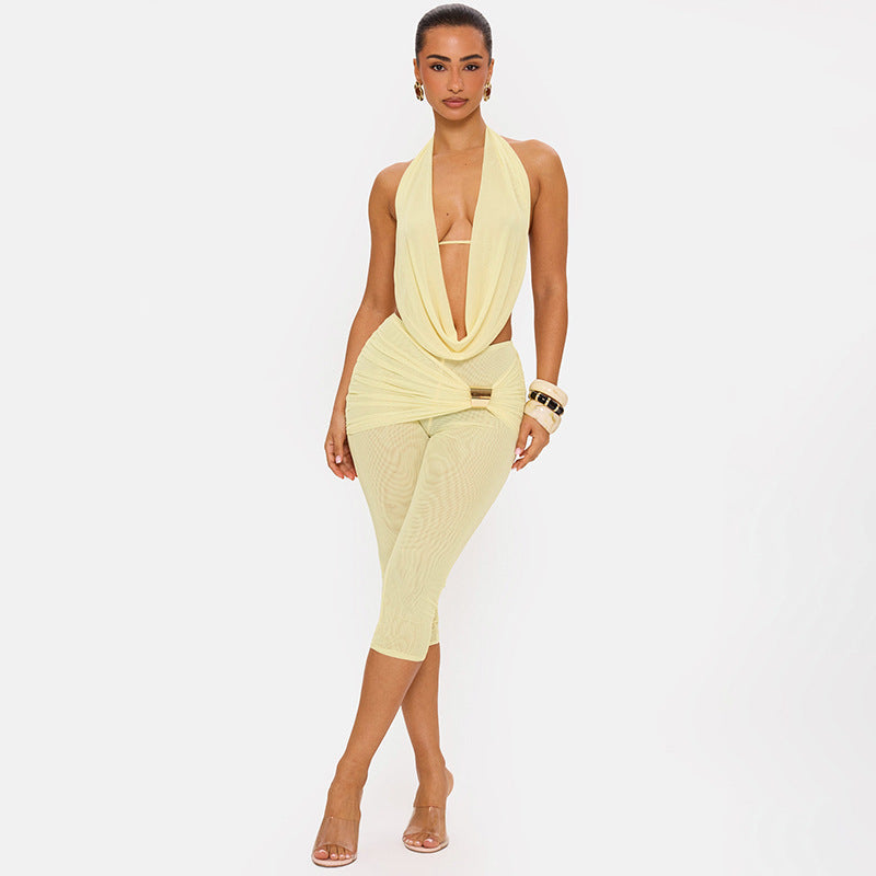 Amélie · Conjunto de top halter drapeado y pantalón capri