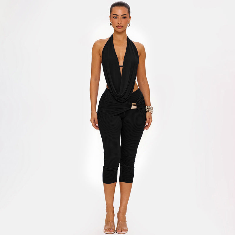 Amélie · Conjunto de top halter drapeado y pantalón capri