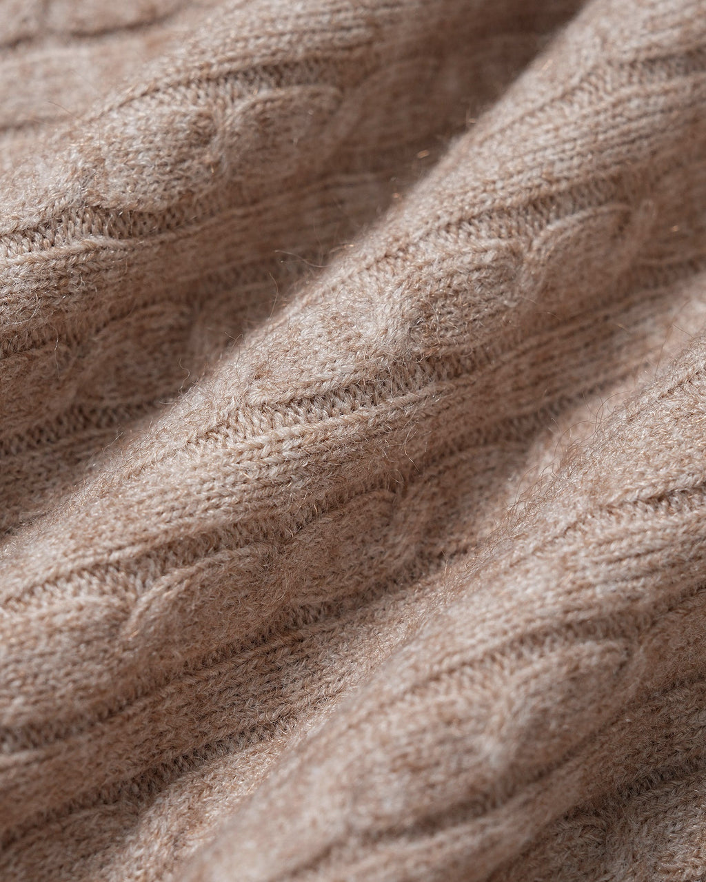 Jersey de punto camel con escote en V y botones