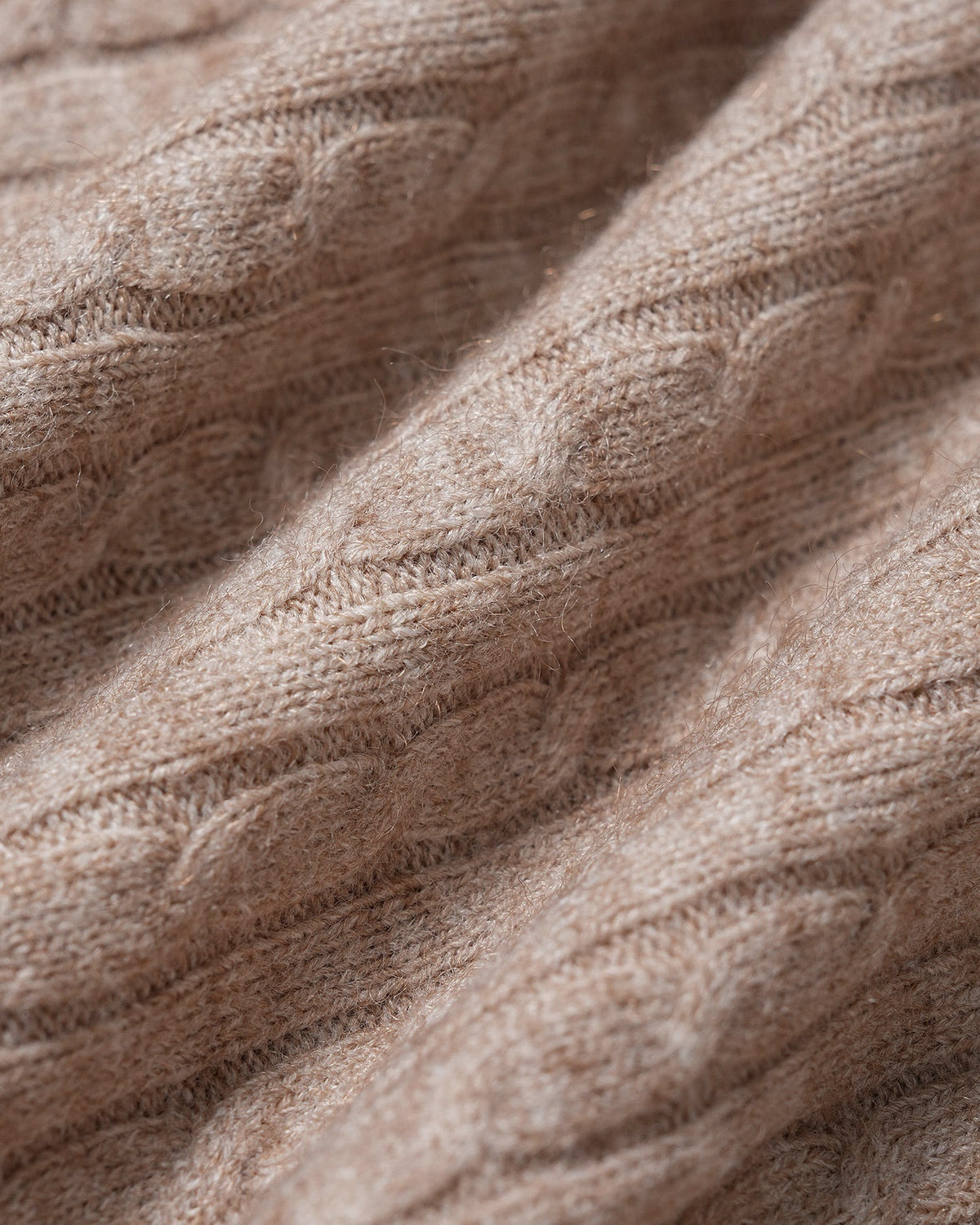 Jersey de punto camel con escote en V y botones