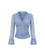 Camiseta azul de encaje floral con manga campana