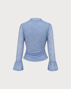 Camiseta azul de encaje floral con manga campana