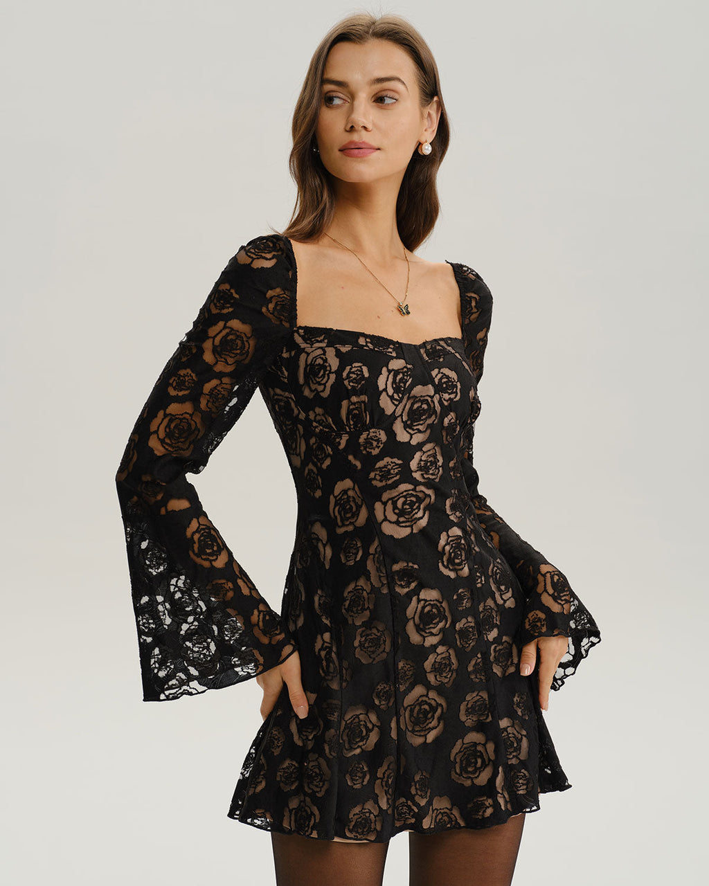Vestido corto negro translúcido con manga campana
