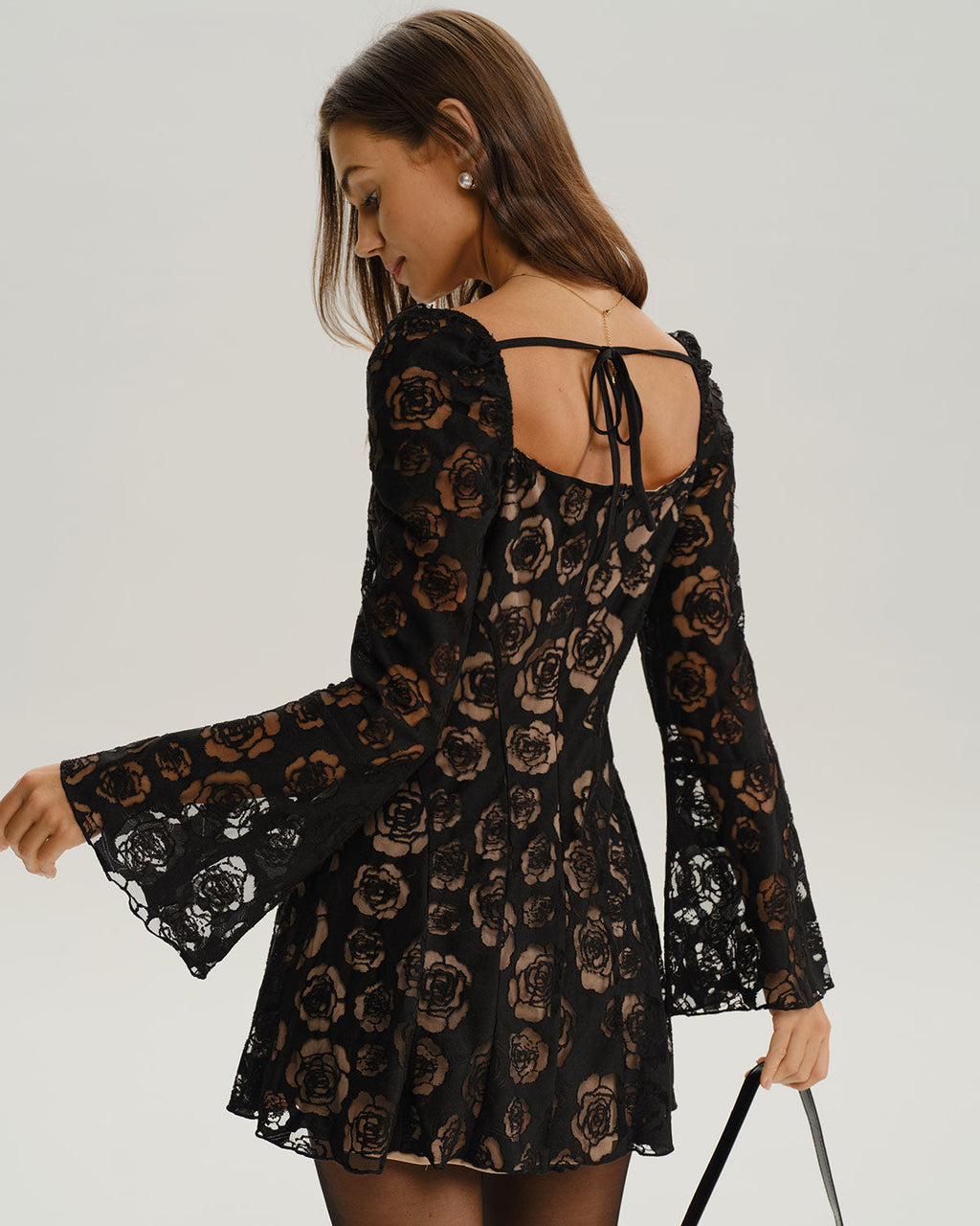 Vestido corto negro translúcido con manga campana