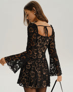 Vestido corto negro translúcido con manga campana