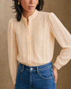 Camisa albaricoque translúcida texturizada con cuello alto