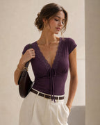 Camiseta morada de encaje con escote en V y lazo
