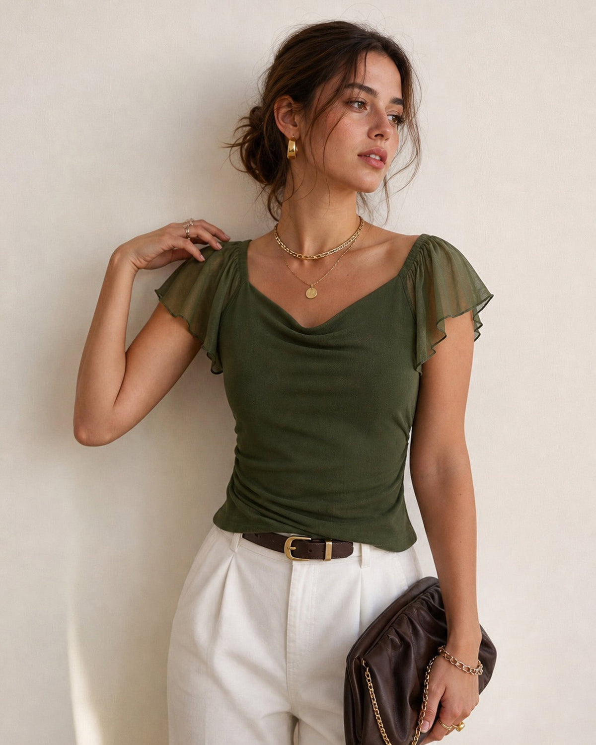 Camiseta verde de malla fruncida con cuello drapeado
