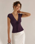 Camiseta morada de encaje con escote en V y lazo