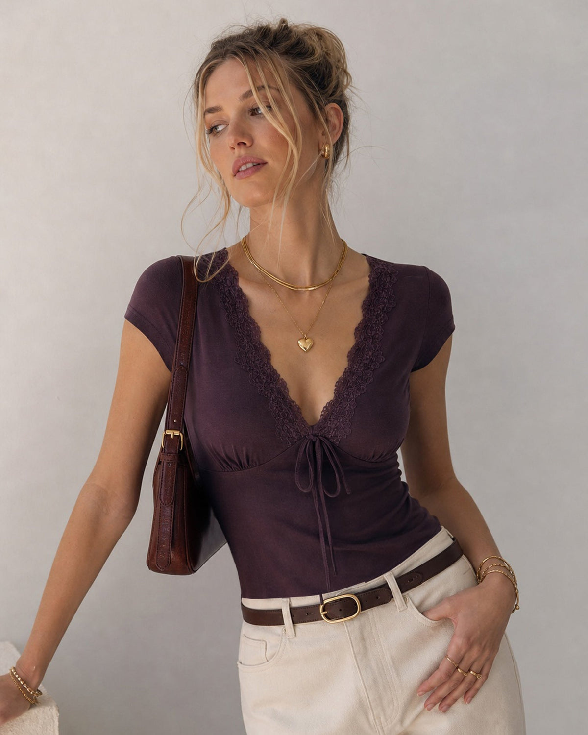 Camiseta morada de encaje con escote en V y lazo