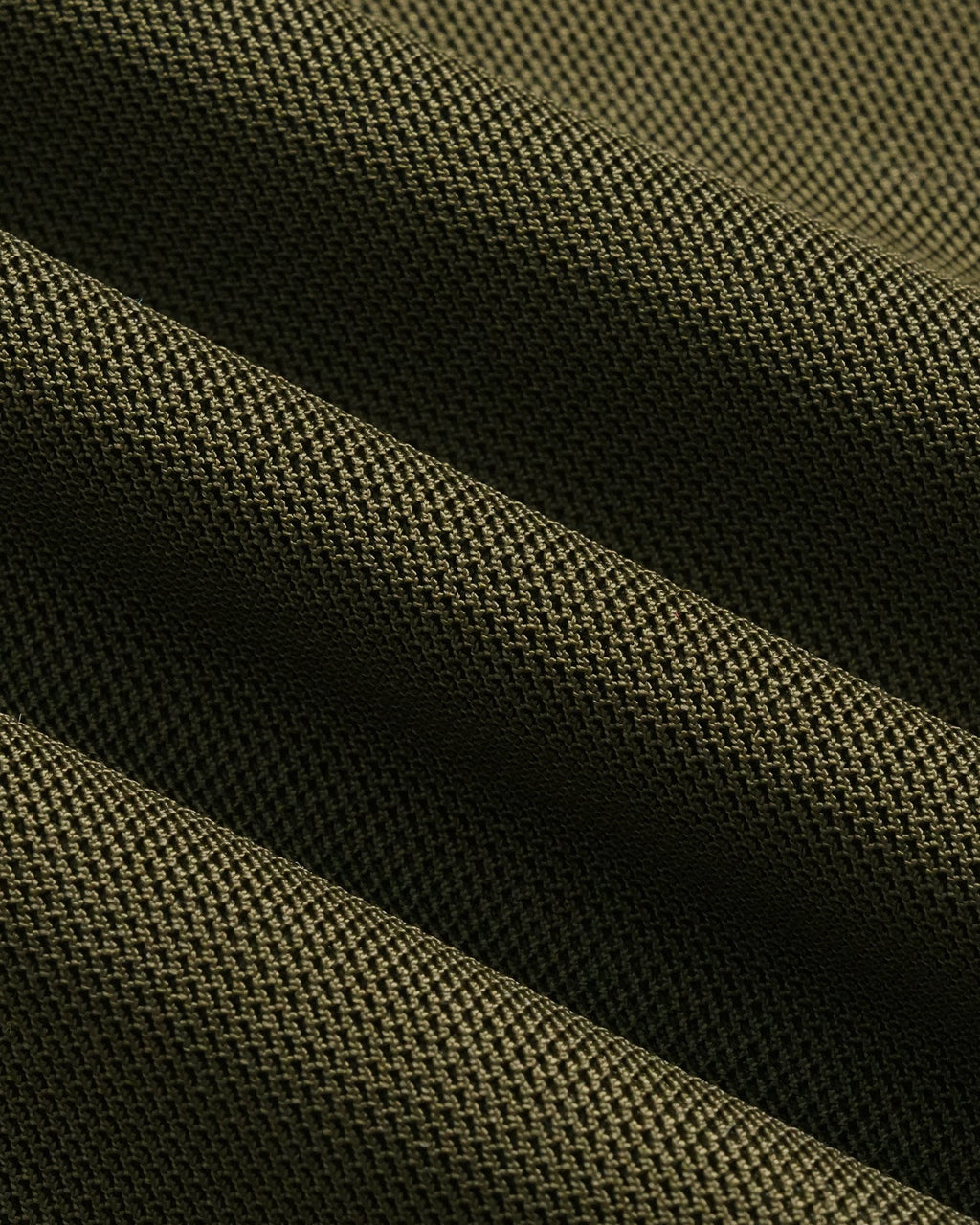 Camiseta verde de malla fruncida con cuello drapeado