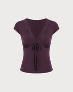 Camiseta morada de encaje con escote en V y lazo