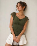 Camiseta verde de malla fruncida con cuello drapeado