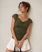 Camiseta verde de malla fruncida con cuello drapeado