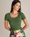 Camiseta de punto verde con escote cuadrado