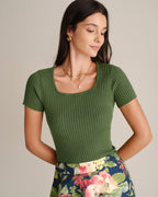 Camiseta de punto verde con escote cuadrado