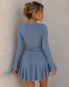 Vestido corto azul con escote en U y manga campana