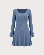 Vestido corto azul con escote en U y manga campana
