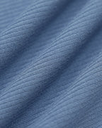 Vestido corto azul con escote en U y manga campana