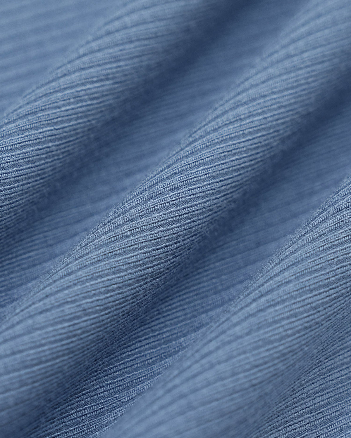 Vestido corto azul con escote en U y manga campana