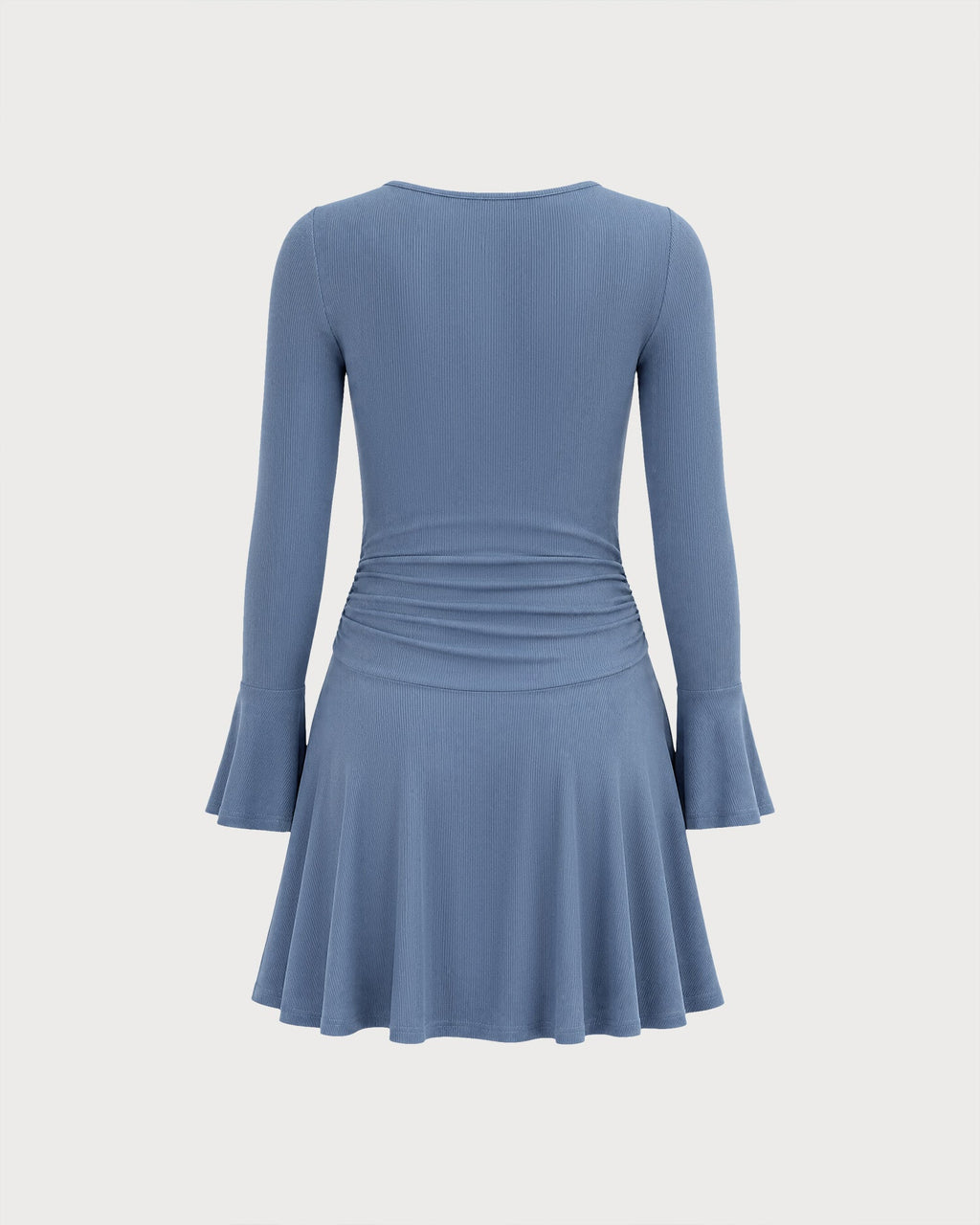 Vestido corto azul con escote en U y manga campana