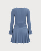 Vestido corto azul con escote en U y manga campana