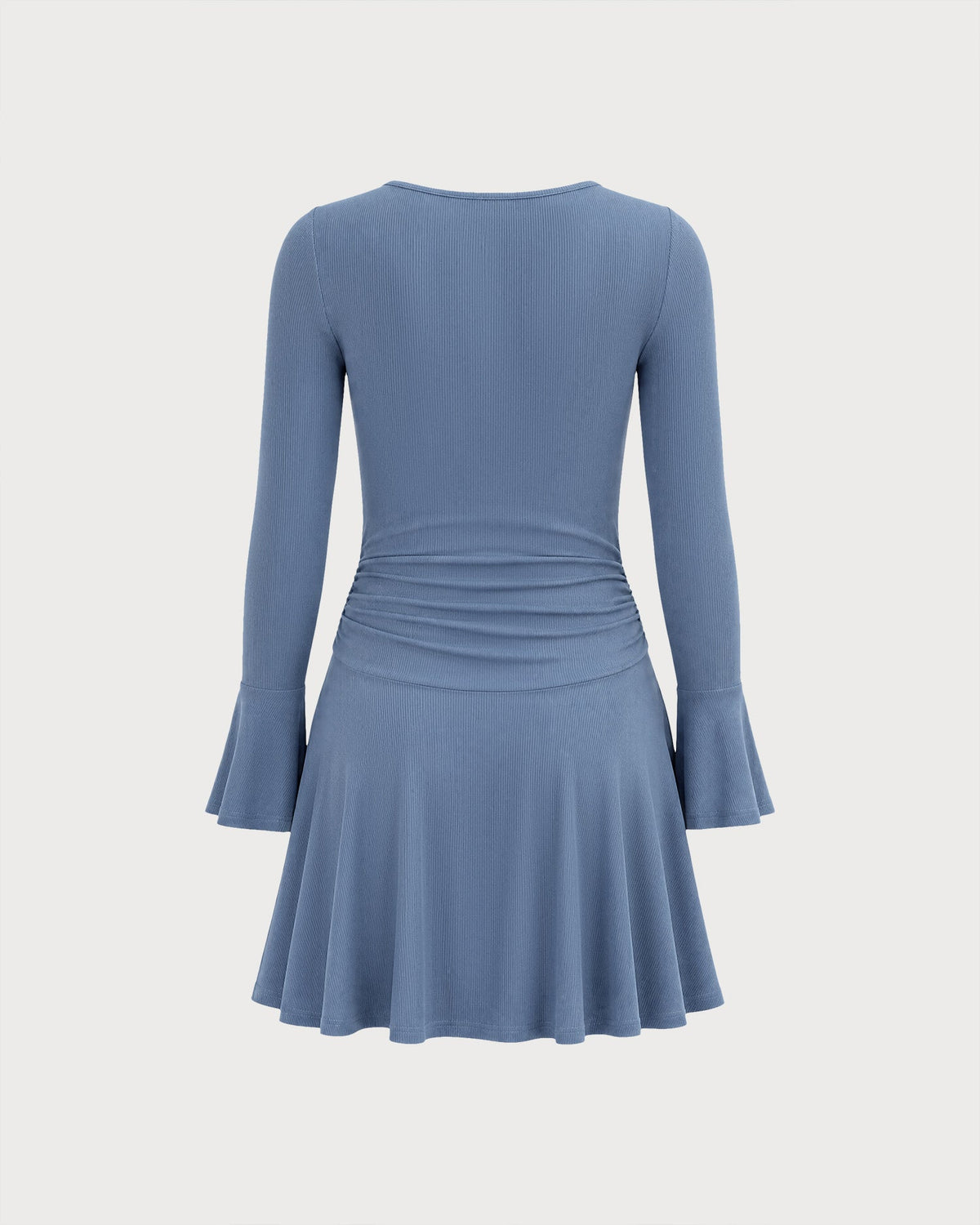 Vestido corto azul con escote en U y manga campana