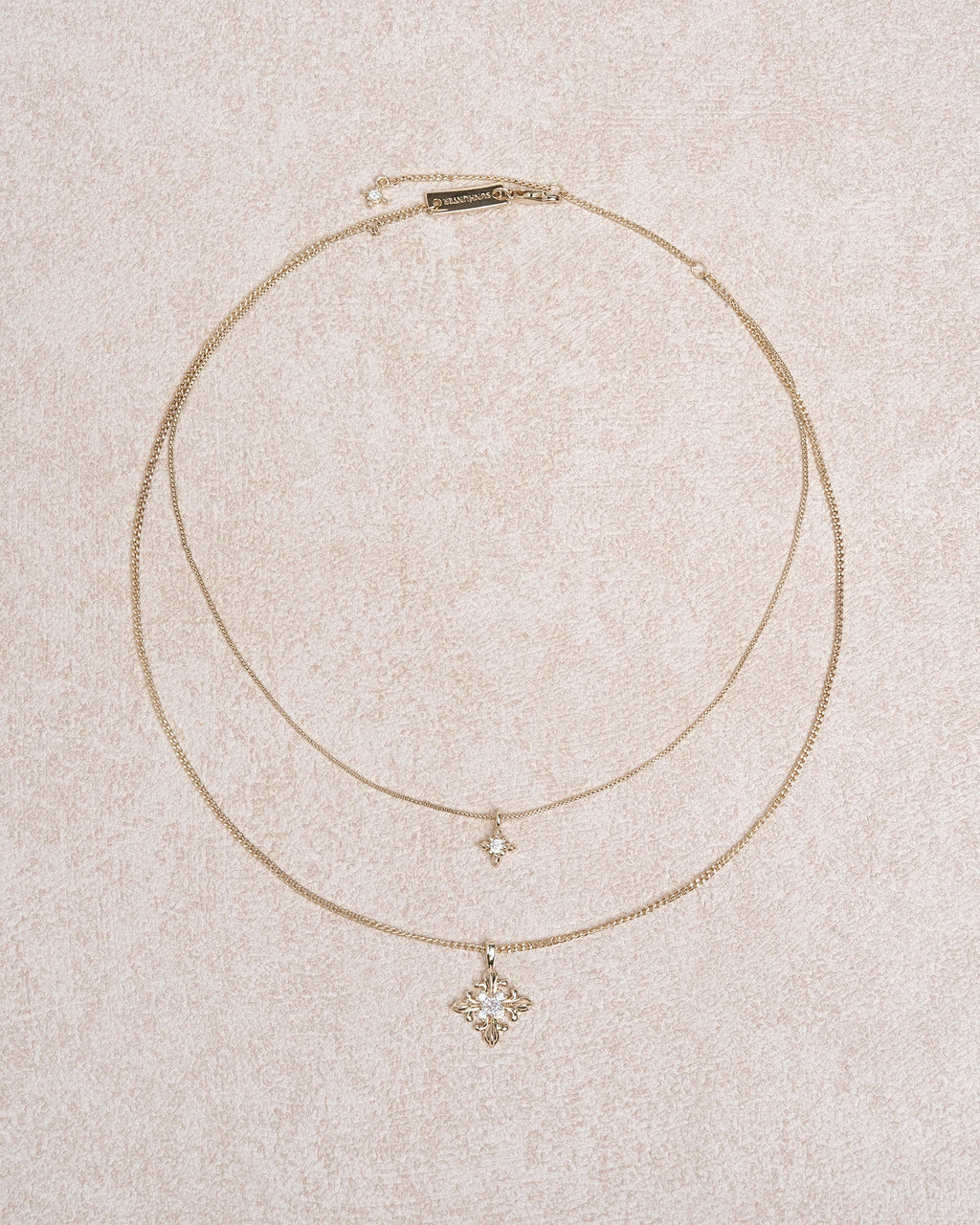 Collar dorado de doble capa