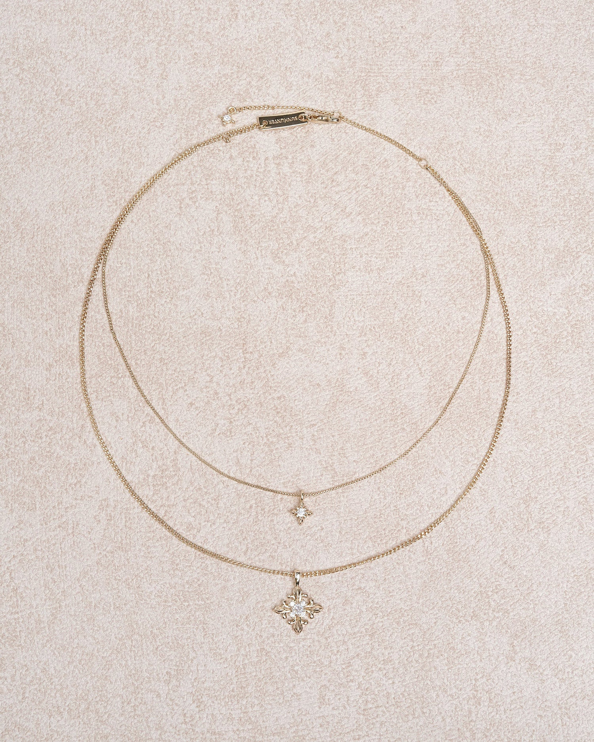 Collar dorado de doble capa