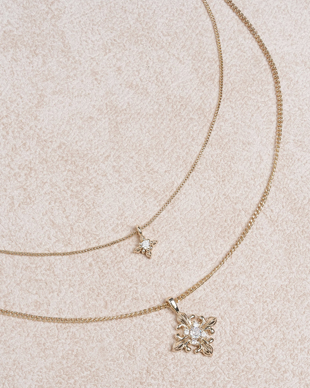 Collar dorado de doble capa