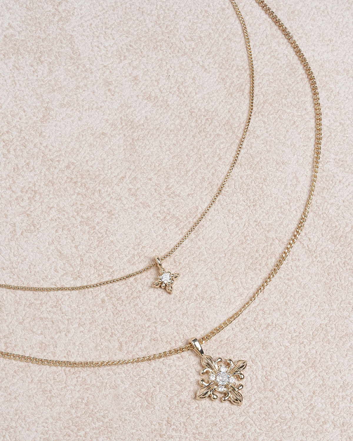 Collar dorado de doble capa