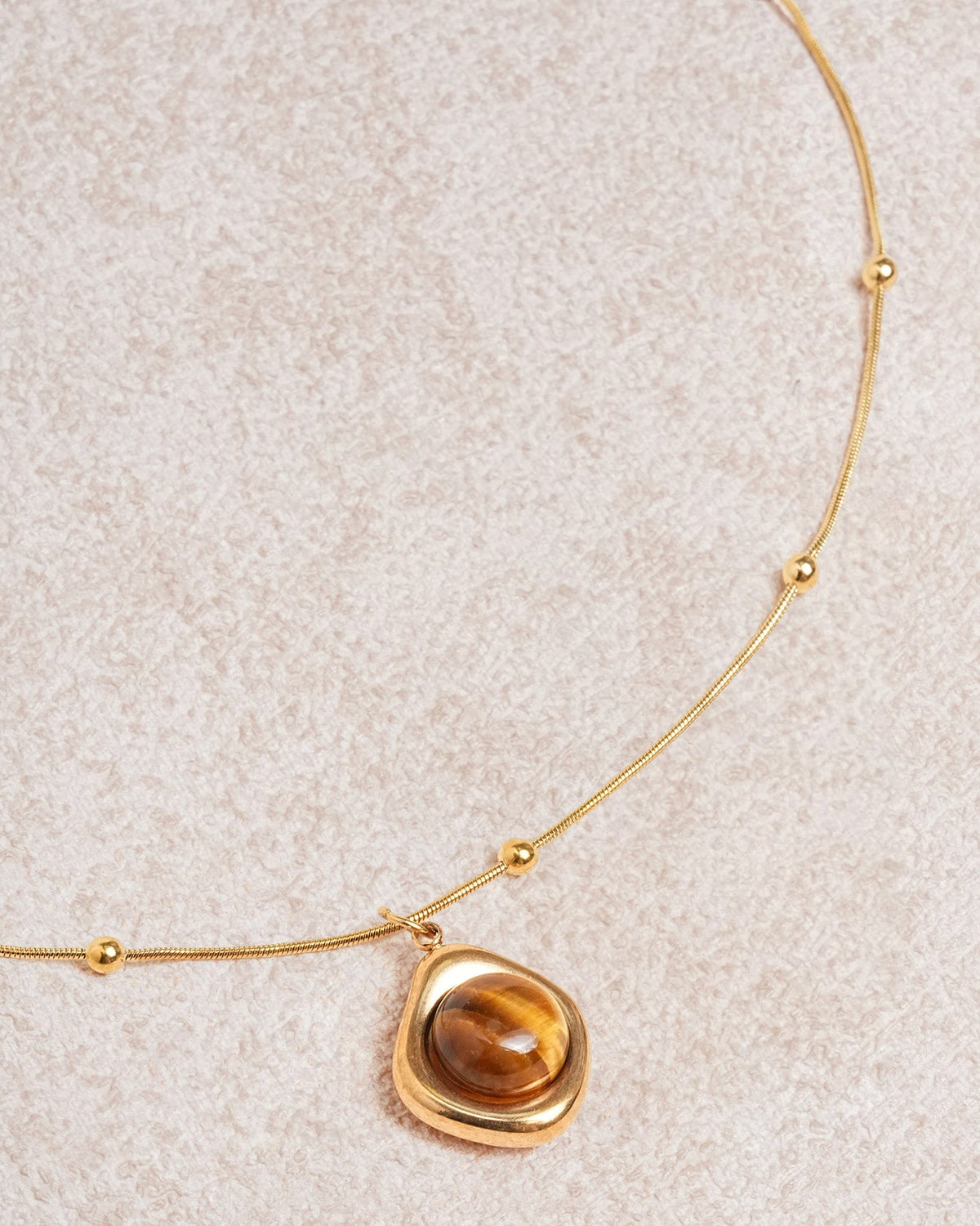 Collar marrón de ojo de tigre en forma de gota