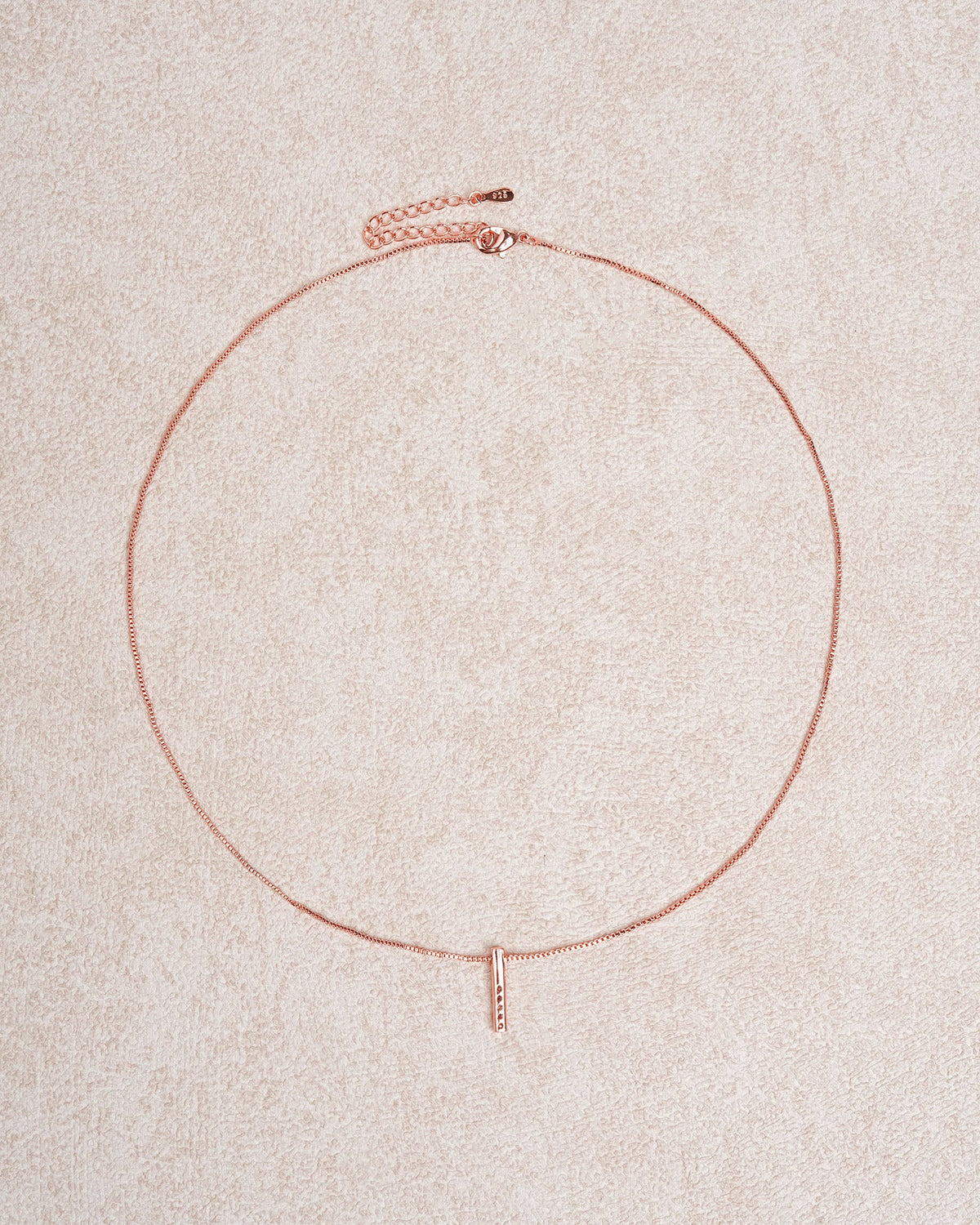 Collar rosa de clavícula