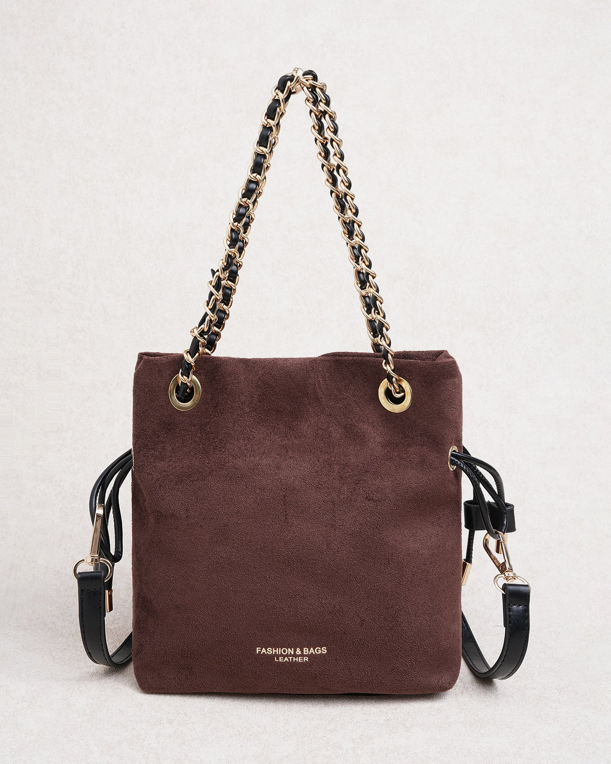 Bolso saco marrón café con cordón y cadena