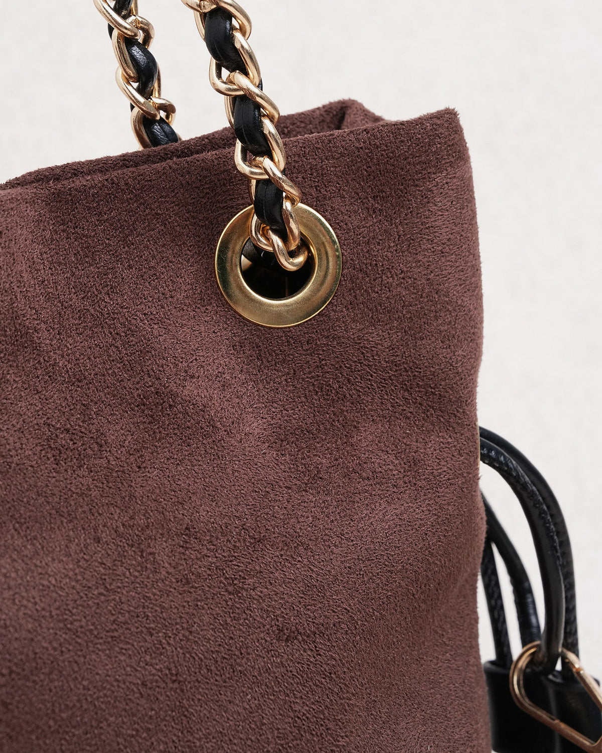 Bolso saco marrón café con cordón y cadena