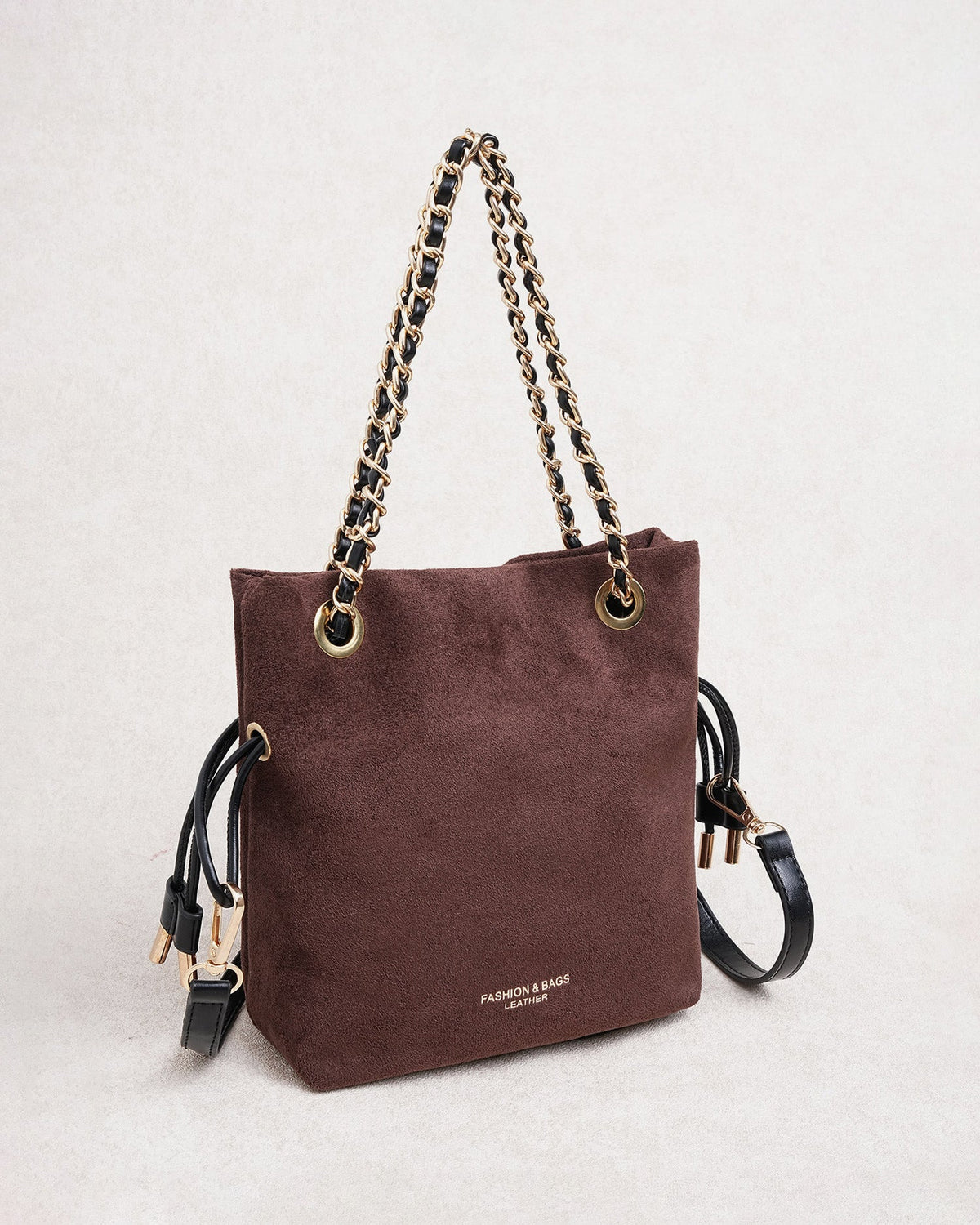Bolso saco marrón café con cordón y cadena