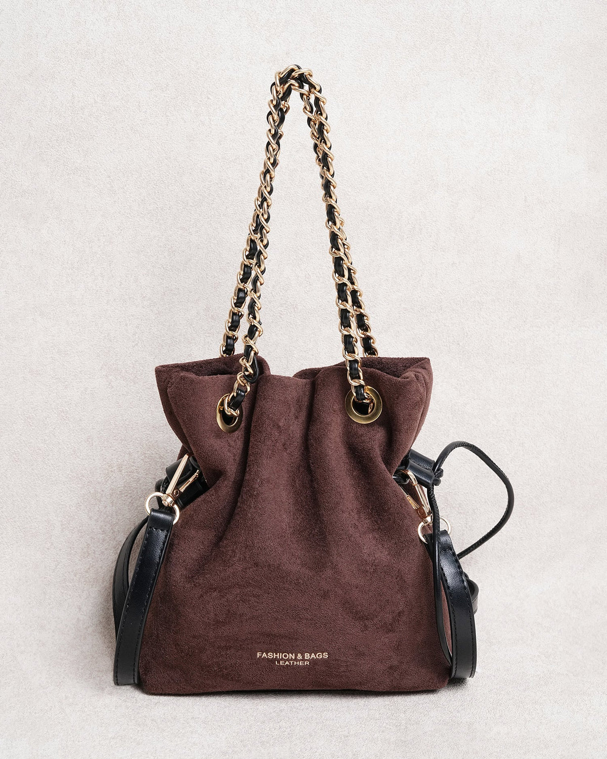 Bolso saco marrón café con cordón y cadena