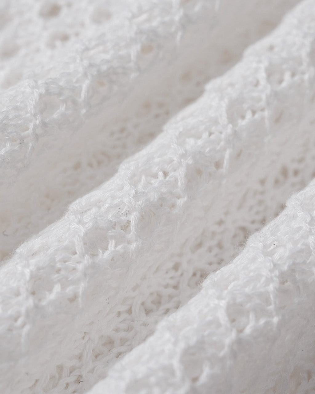 Pareo de punto blanco con aberturas