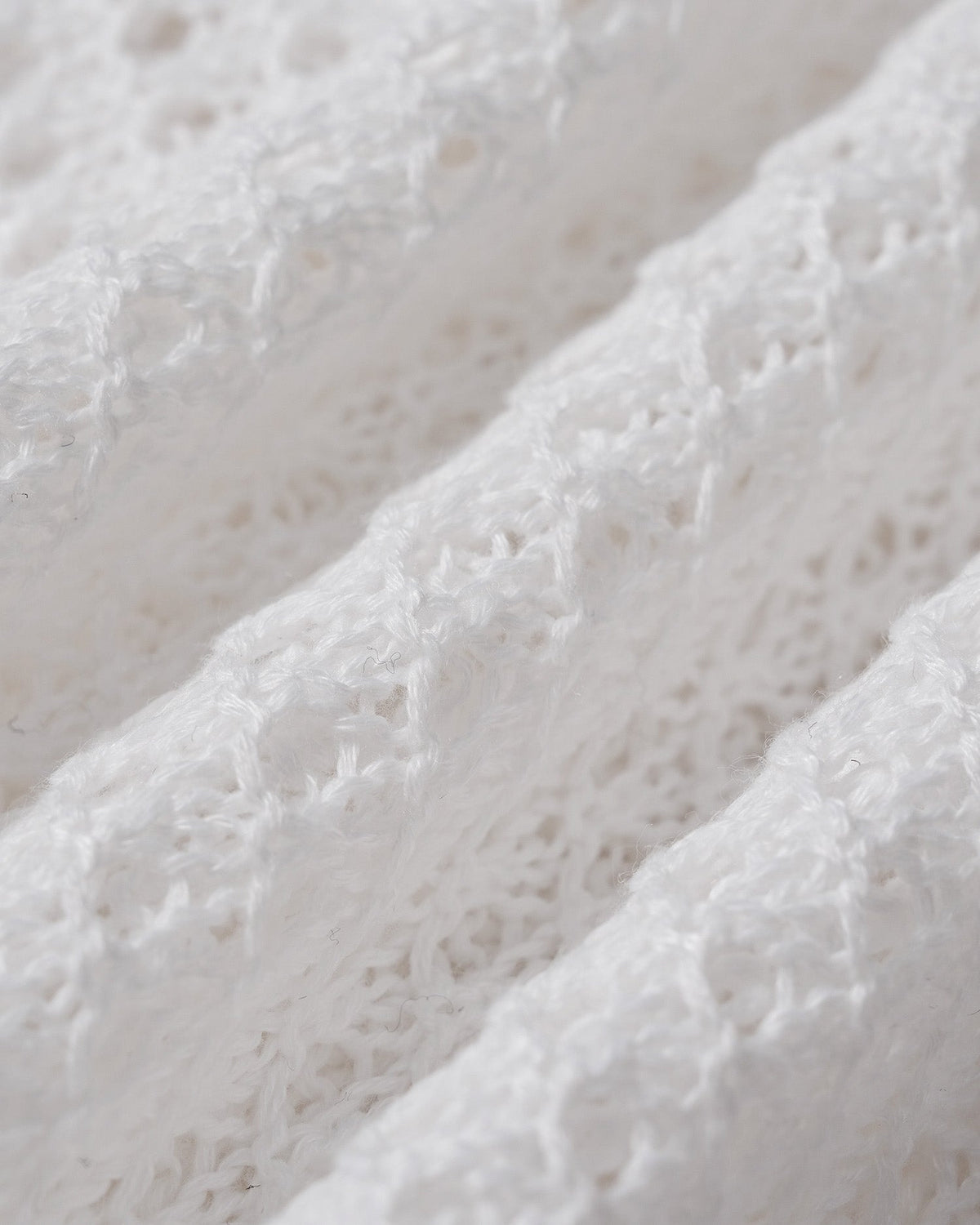 Pareo de punto blanco con aberturas