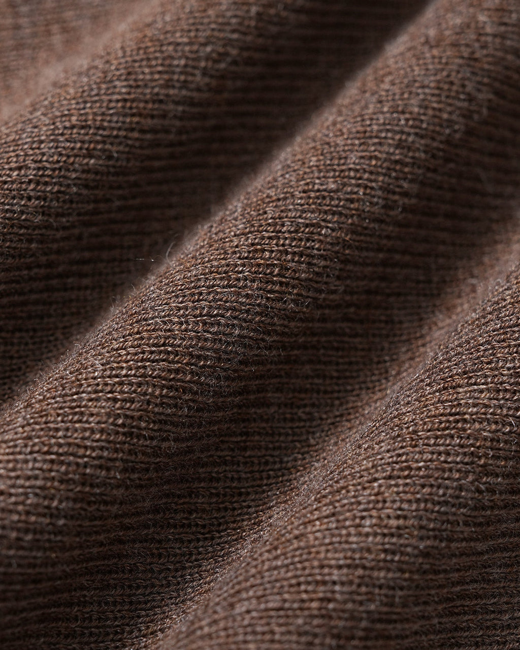 Jersey de punto marrón café de encaje con escote en V