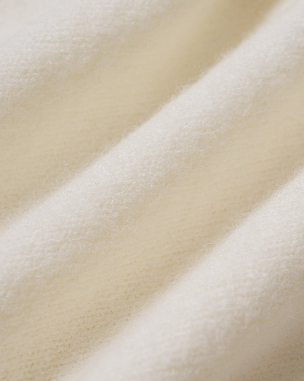 Chaqueta de punto blanco roto con cuello redondo y botones