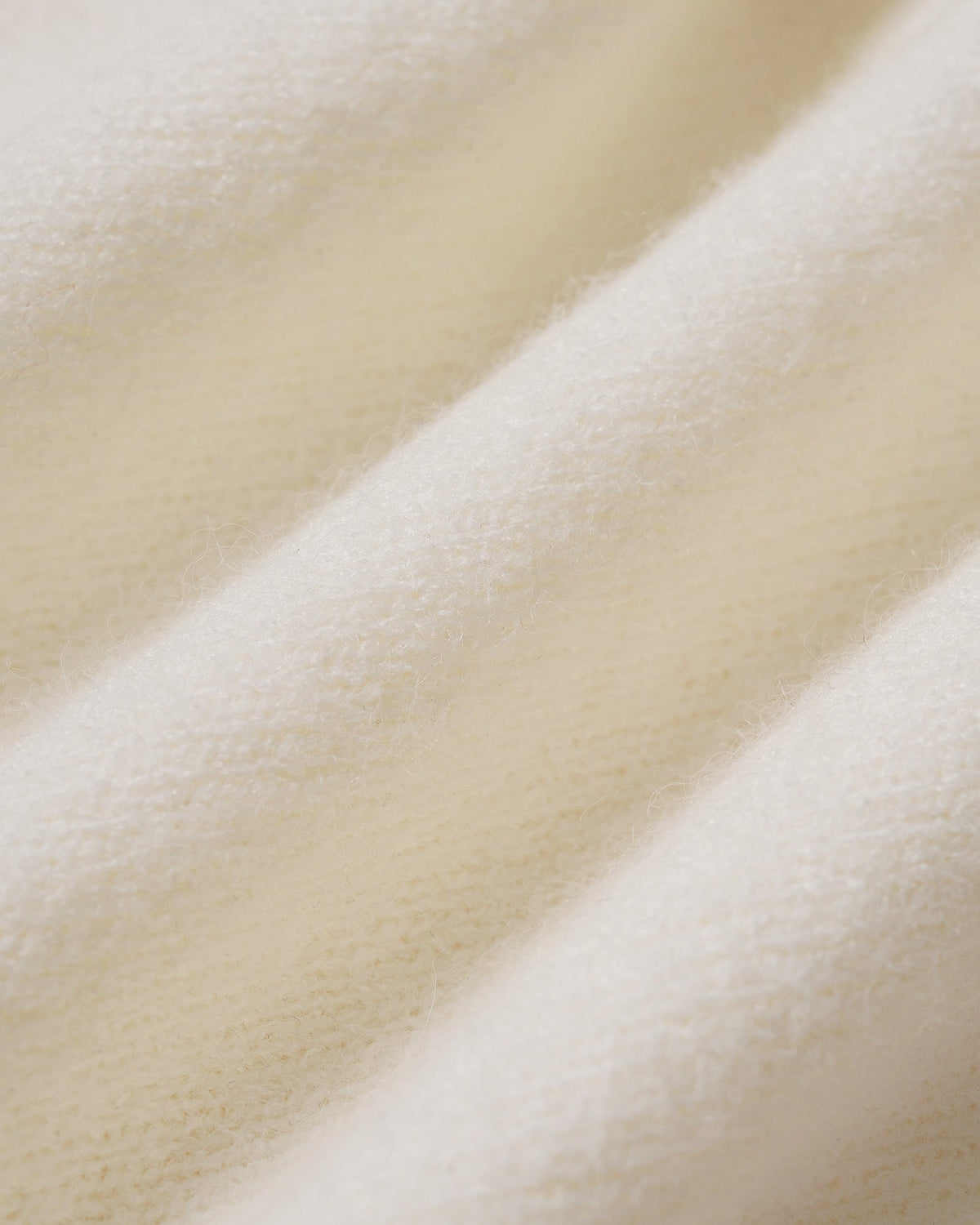 Chaqueta de punto blanco roto con cuello redondo y botones