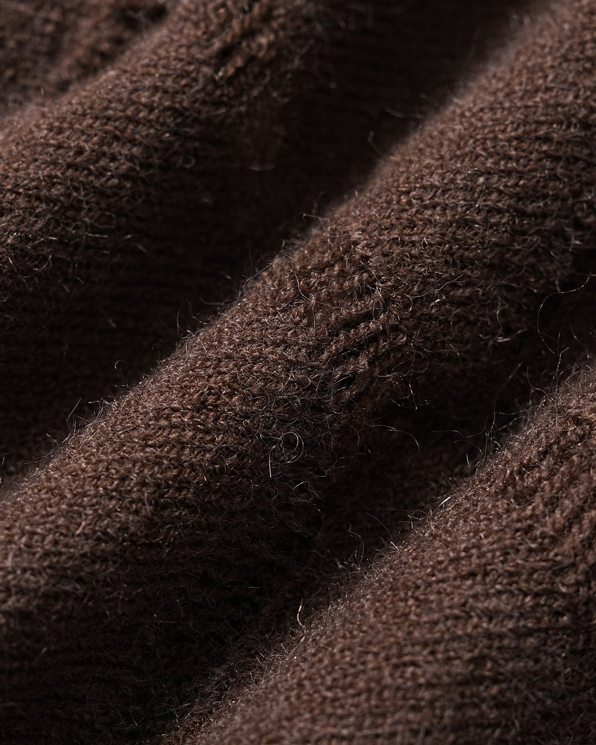 Chaqueta de punto marrón café con botonadura sencilla