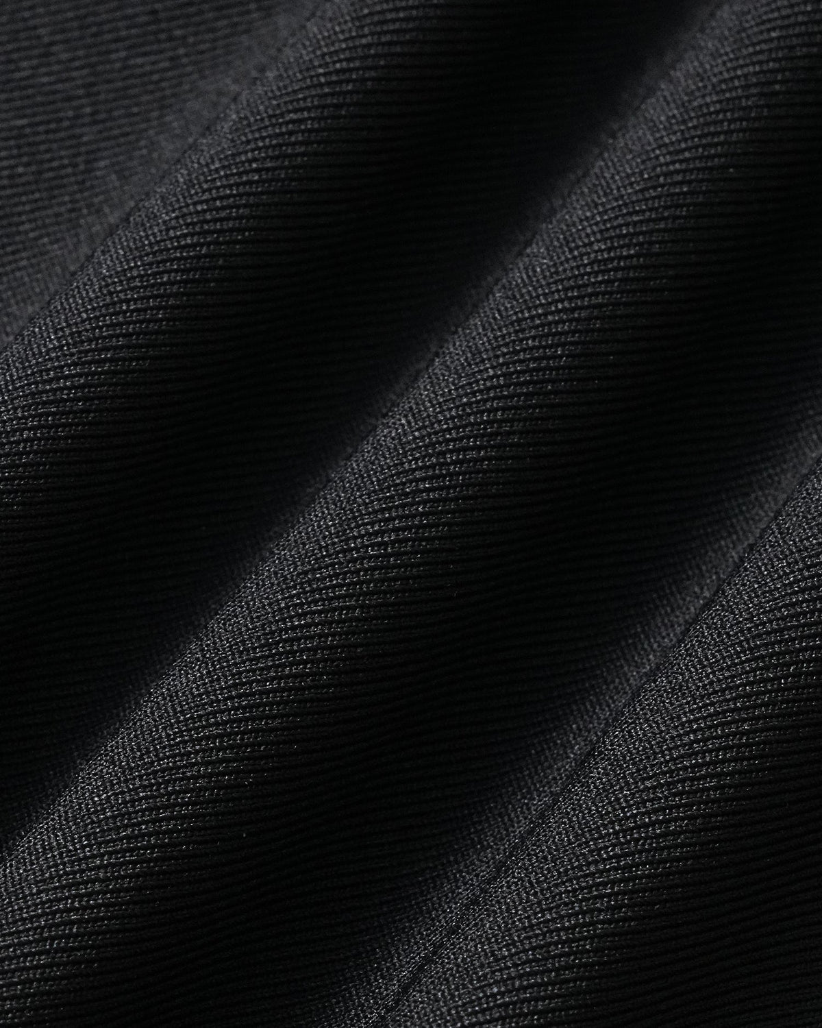 Camiseta de punto negra translúcida con cuello alto