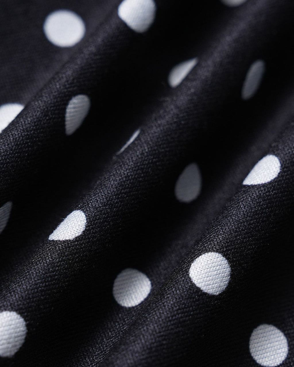 Camiseta de punto negra de lunares con escote en V