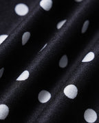 Camiseta de punto negra de lunares con escote en V