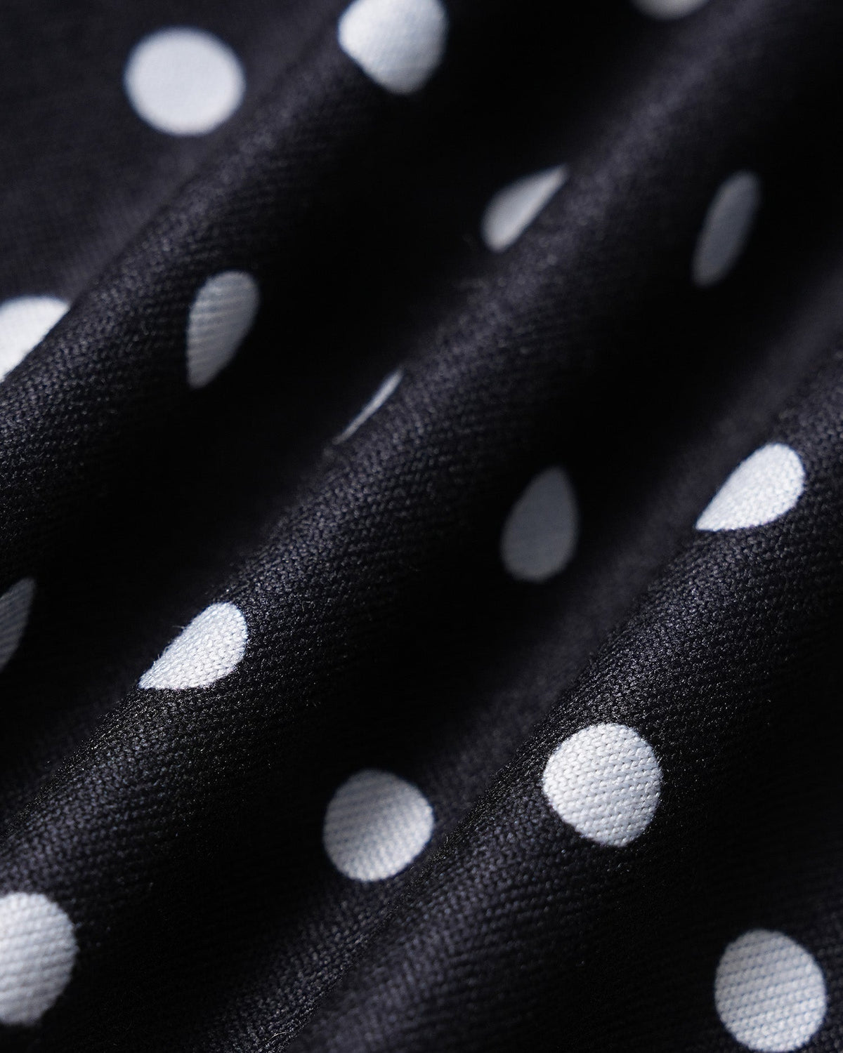 Camiseta de punto negra de lunares con escote en V